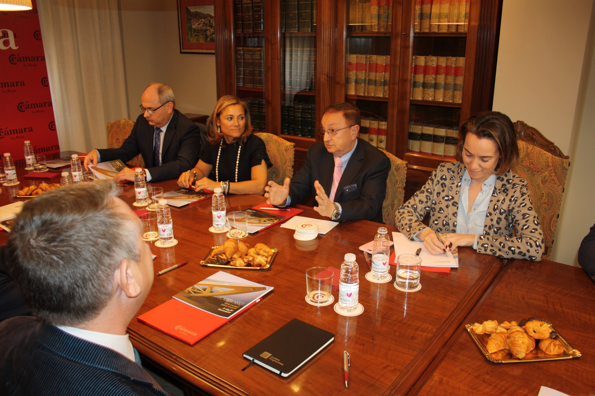 Representantes de la London School of Economics exploran posibilidades de colaboración en la Cámara de Comercio