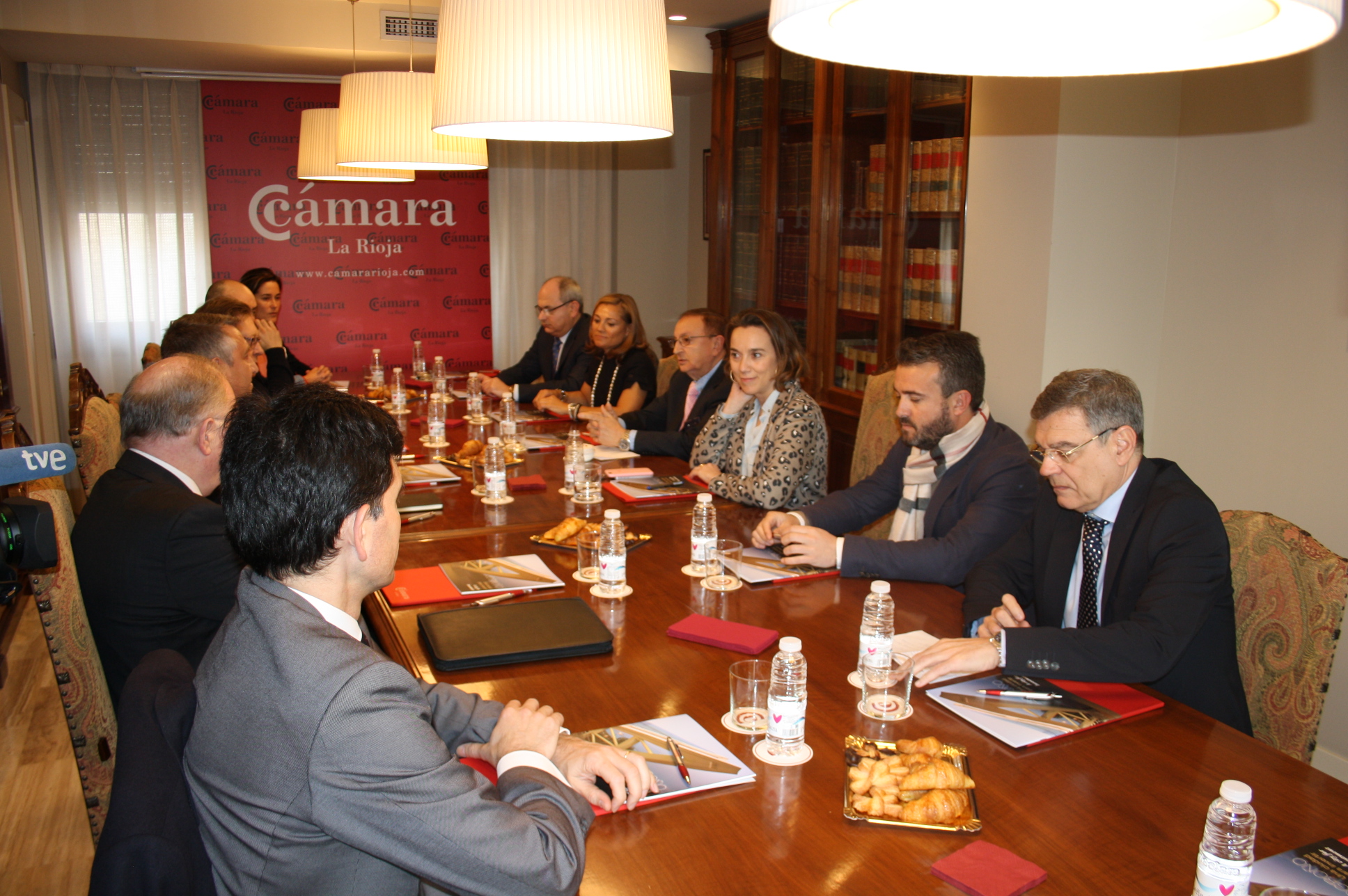 Representantes de la London School of Economics exploran posibilidades de colaboración en la Cámara de Comercio