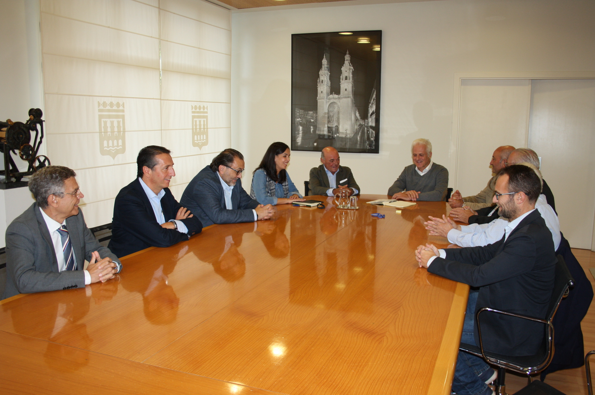 El alcalde de Logroño, Pablo Hermoso de Mendoza, se reúne con el Comité Ejecutivo de la Cámara de Comercio de La Rioja