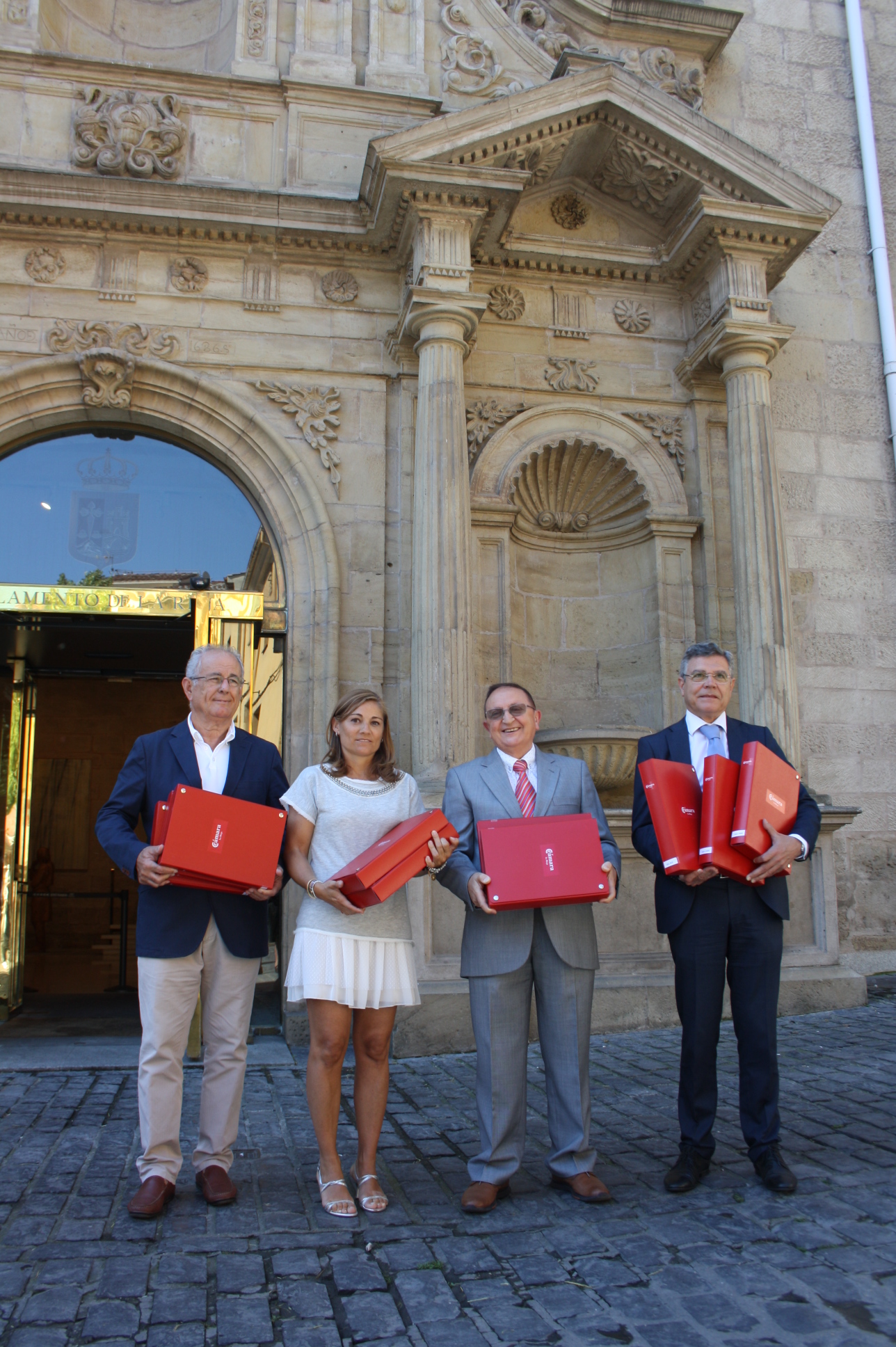 La Cámara de Comercio presenta en el Parlamento más de 4.000 firmas de apoyo de empresas y autónomos a la continuidad de la institución