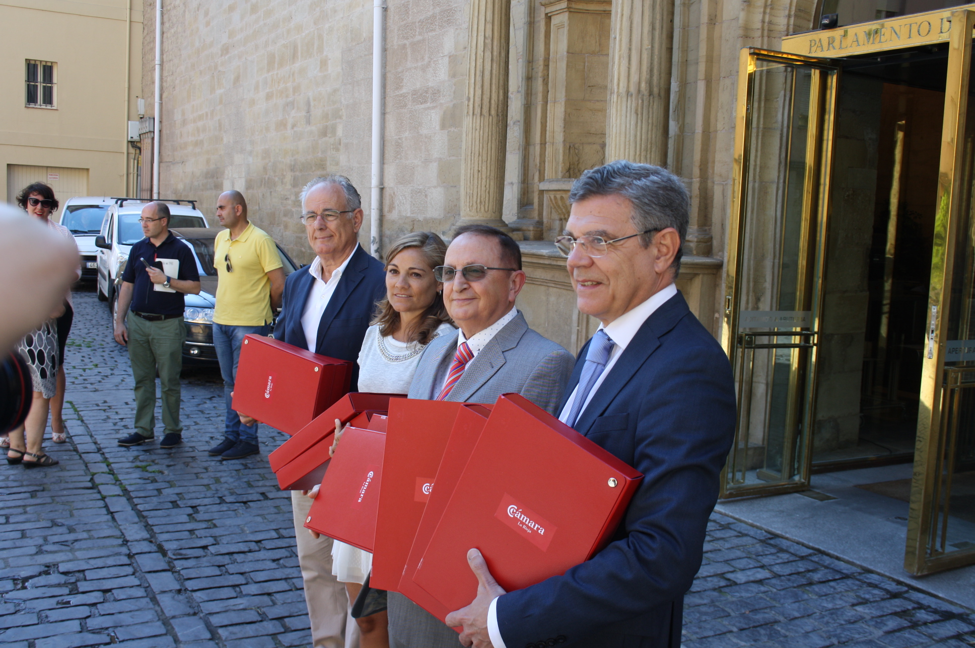 La Cámara de Comercio presenta en el Parlamento más de 4.000 firmas de apoyo de empresas y autónomos a la continuidad de la institución