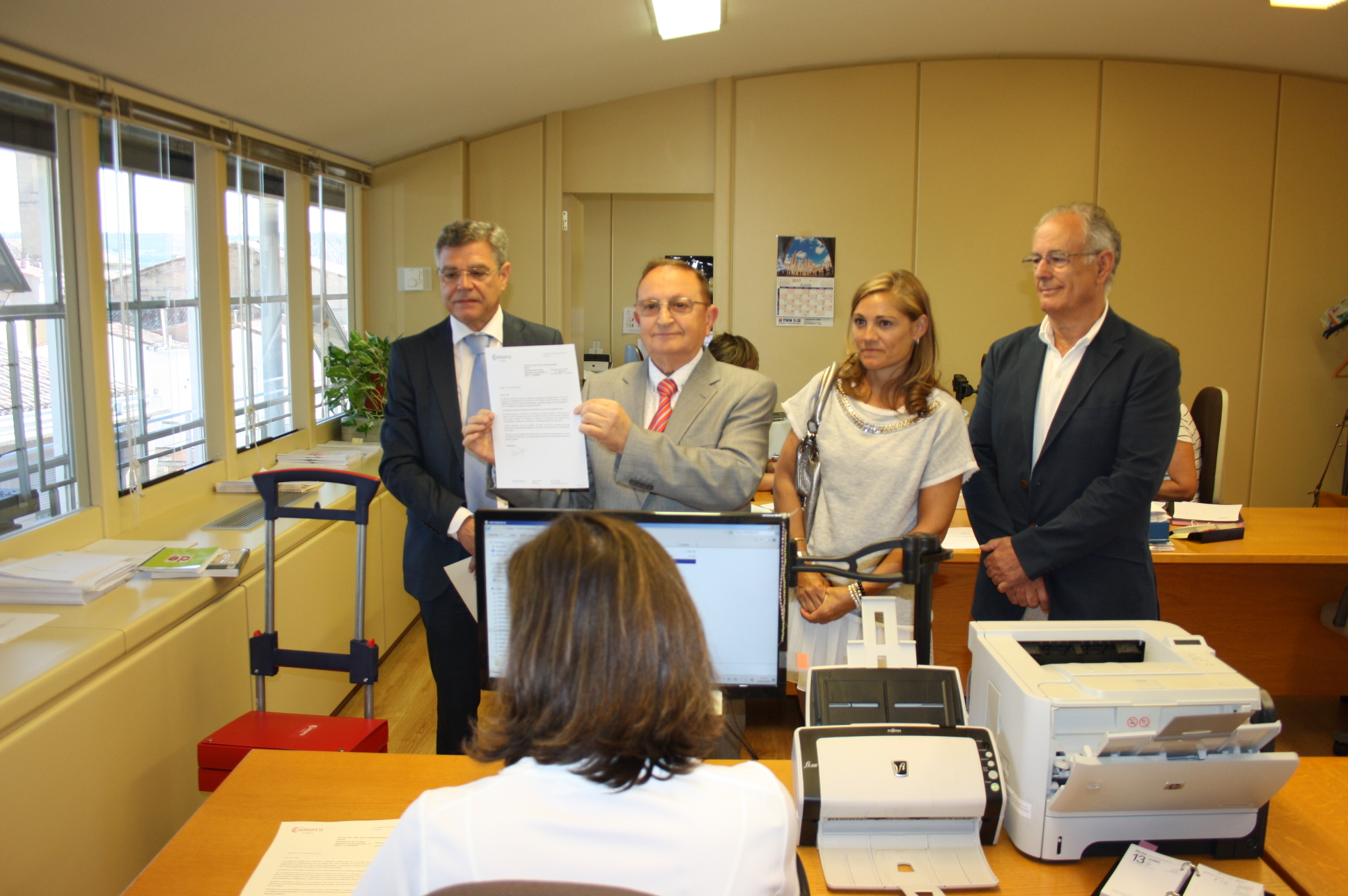 La Cámara de Comercio presenta en el Parlamento más de 4.000 firmas de apoyo de empresas y autónomos a la continuidad de la institución